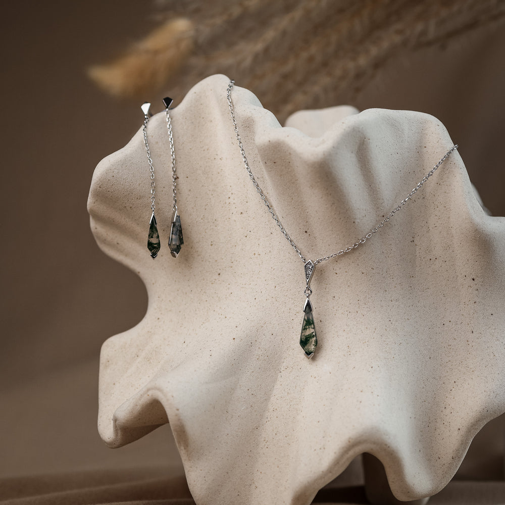 Hazel Moss Agate Art Deco necklace close-up